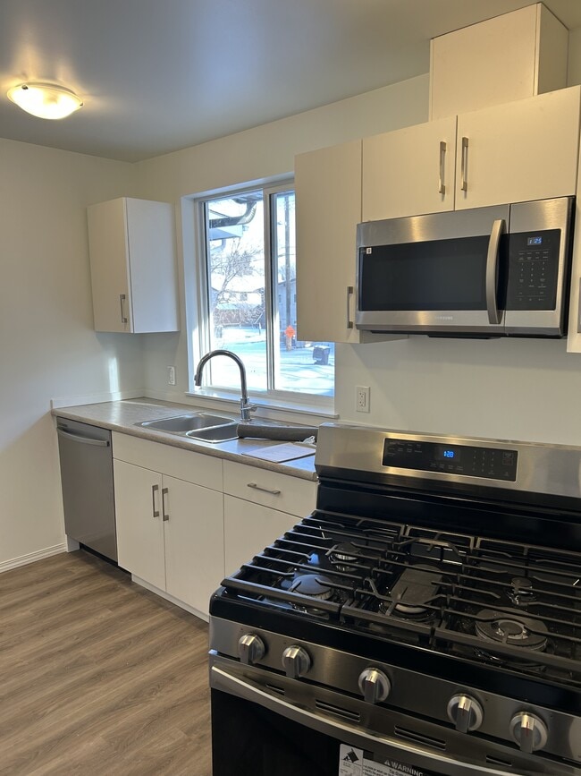 Building Photo - 11813-11847 47 St NW Unit 11813 - G2