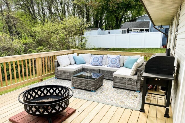903 Country Terrace