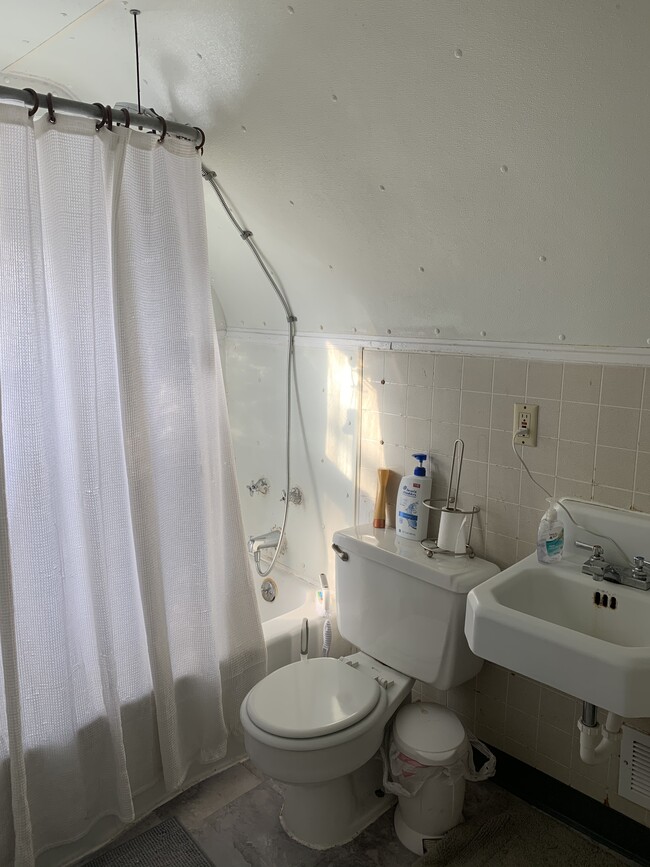 Photo - 644 Ontario St SE