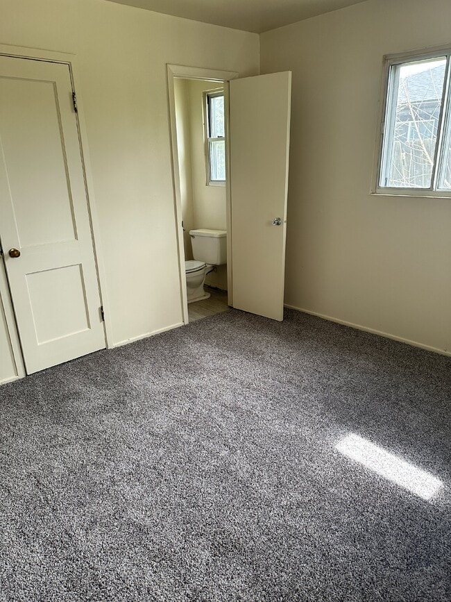 Building Photo - Ranch Style 3 bed, 2 bath Aurora Home For ...
