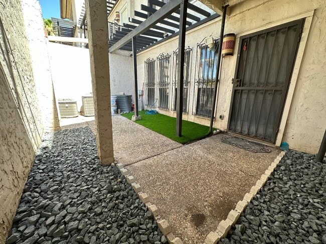 Building Photo - 101 W Del Mar Blvd Unit 6C