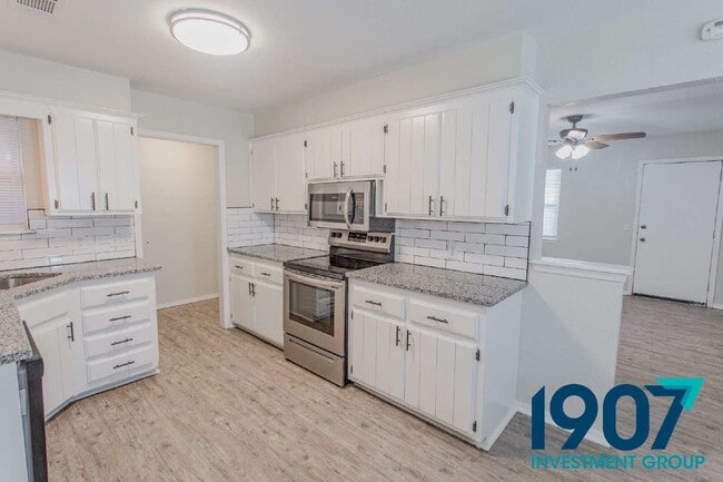 Photo - 501 Post Oak Ln