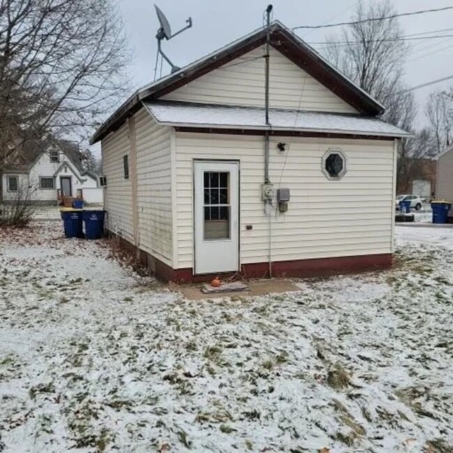 Building Photo - Click the “Apply Now” button or email wapmrentals@gmail.com for a prompt response.