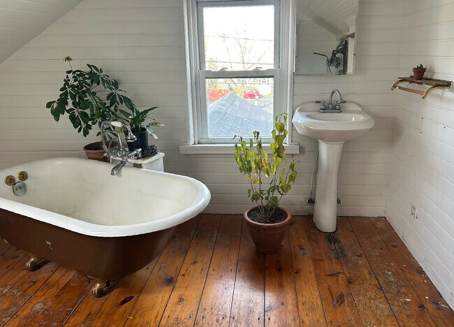 Photo - 53 Poquonock Ave