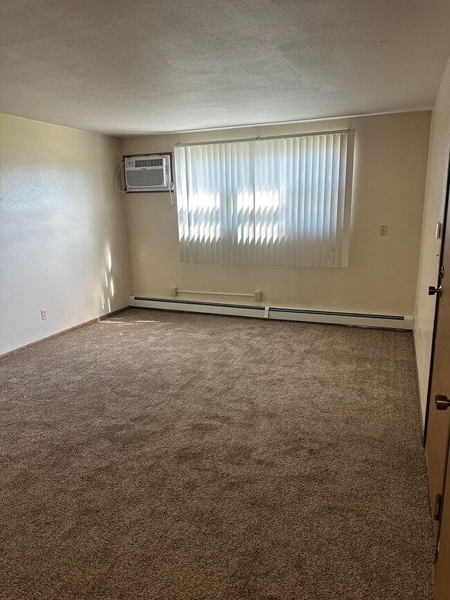 Photo - Forestview 2 Bedroom Lower Apartment Unidad 1516-3