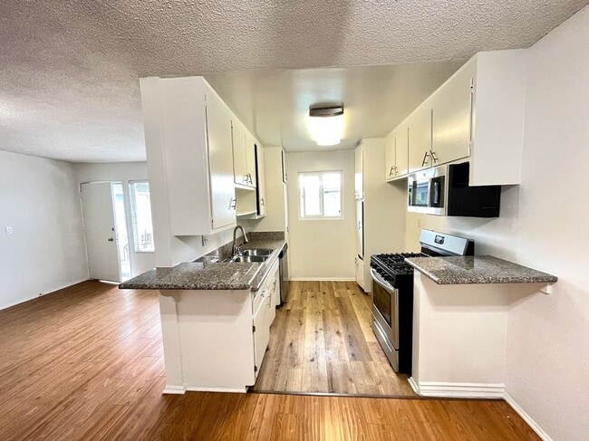 Photo - 5715 Vineland Ave