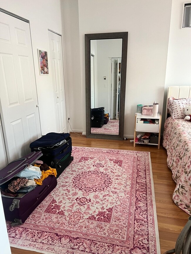 Building Photo - 25 W 8th St Unit 2R