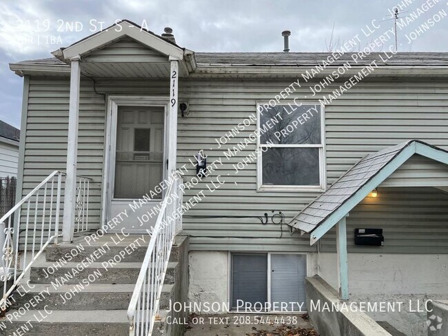 Building Photo - 2-Bedroom Upstairs Duplex with Off Street ... Unit A Rental