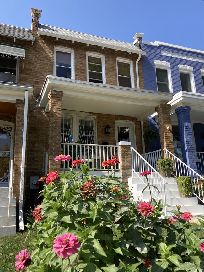 Welcome home to your flower filled front yard on a friendly street in Kingman Park! mile from the Stadium Armory metro, only 2 miles from the U.S. Capitol, and a quick walk to Kingman Island, The Fields at RFK, the DC Streetcar. Hop on your bike and be on the Anacostia River Trail in minutes! - 526 24th St NE Casa