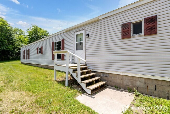 Building Photo - Freshly Renovated 2 Bed, 2 Bath Home on Ac...