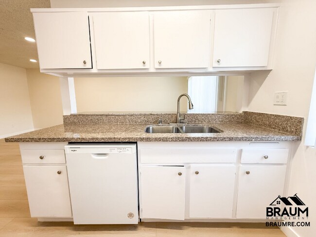 Photo - 5461 Kester Ave Unidad 210