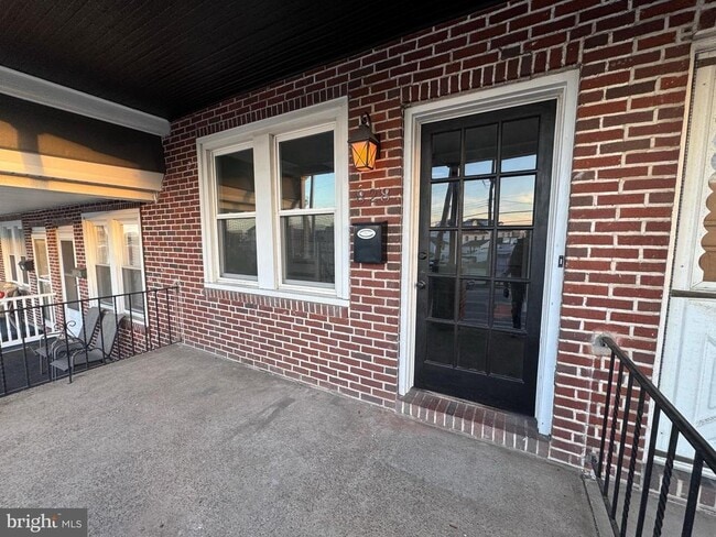 Photo - 828 Ford St