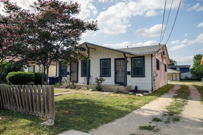 Photo - Cozy 1 Bed, 1 Bath Duplex A Block From Woo...