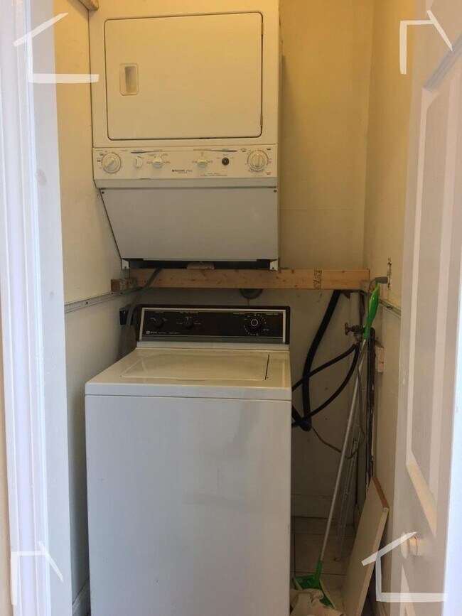 Building Photo - Great 2nd floor 3 bedroom unit, in heart of Brighton