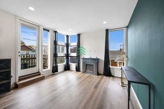 Photo - Beautiful 2 Bed 2.5 Bath Townhome for Rent