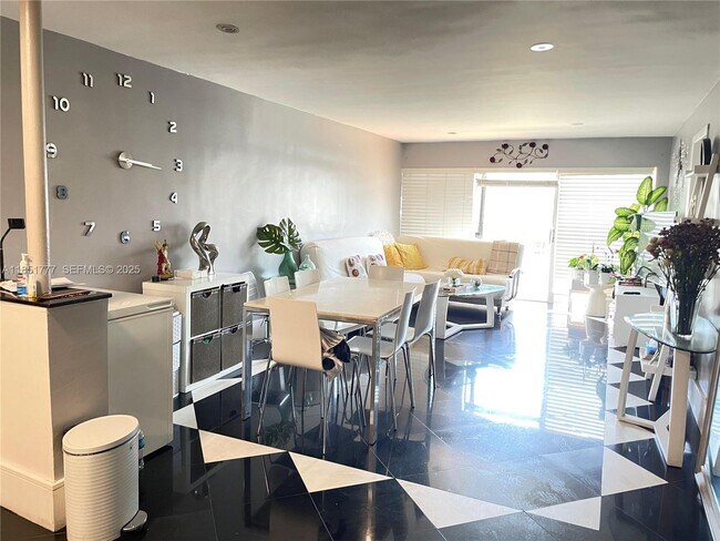 Photo - 3944 NE 167th St Unidad 106