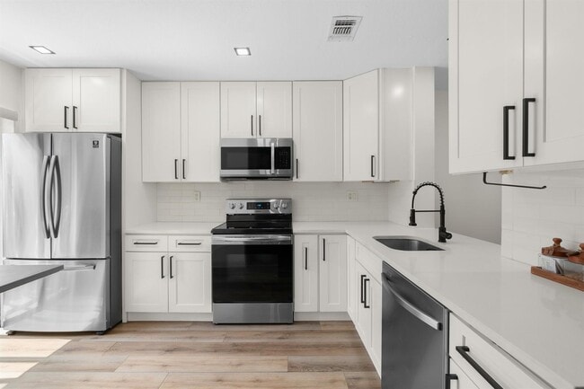 Building Photo - 4908 NW 82nd Ave Rental