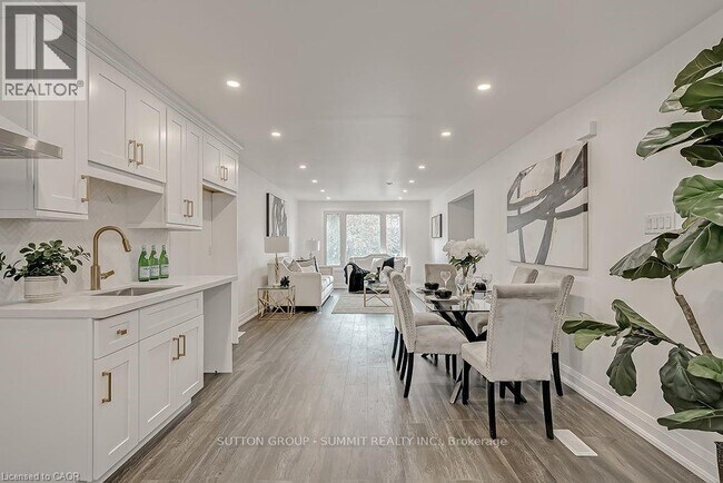 Photo - 16 Upper Canada Dr