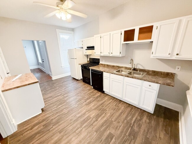 Building Photo - Spacious 3 bedroom 1 bathroom home!!