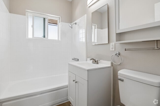 1BR, 1BA - 548SF - Bathroom