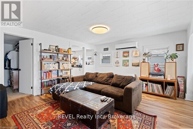 Photo - 3842 Roxborough Ave