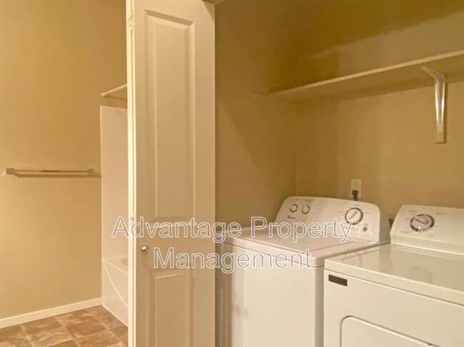 Photo - 519 Catron St N