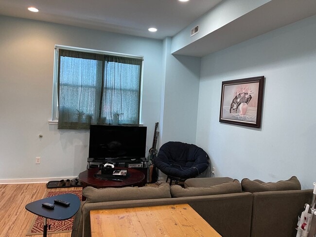 Photo - 1411 W Thompson St Unit 1