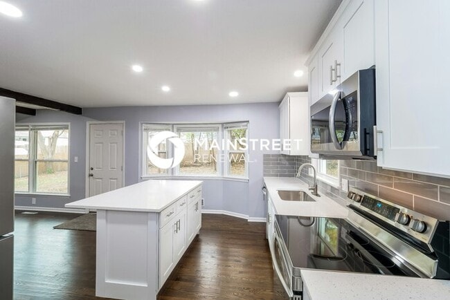 Photo - 4 Bedroom Pet-Friendly Home in Overland Park, KS with Main Street Renewal