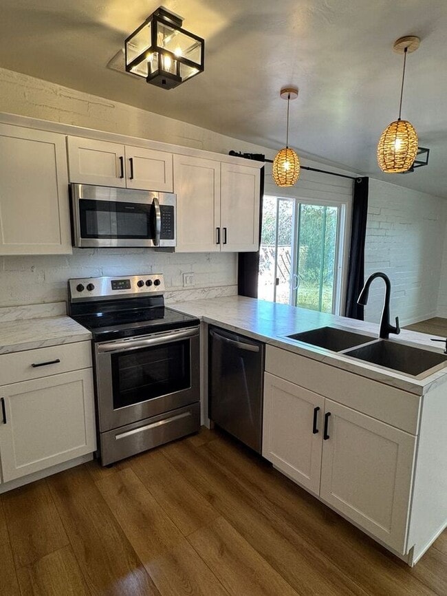 Photo - 205 W 25th St