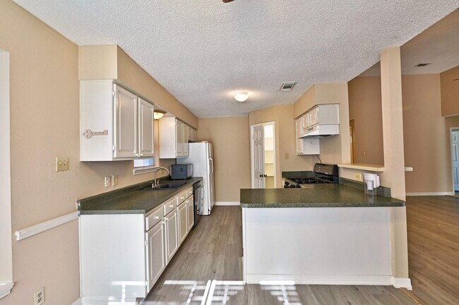 Photo - 9127 Kirkleigh Ln