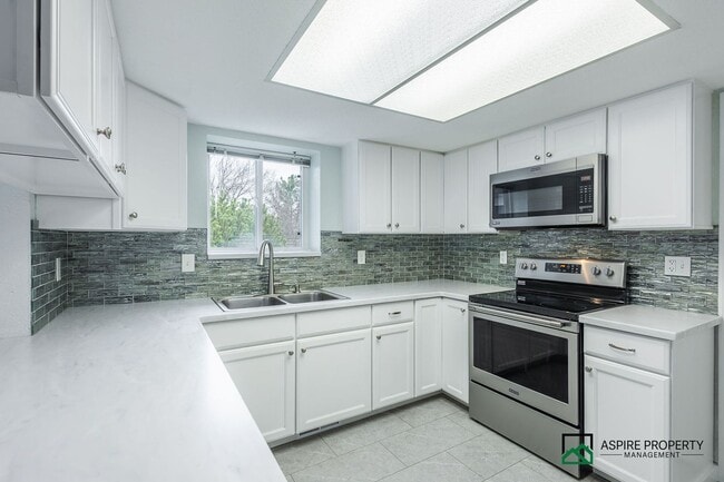 Building Photo - New Renovated 2 Bed 2 bath Townhome