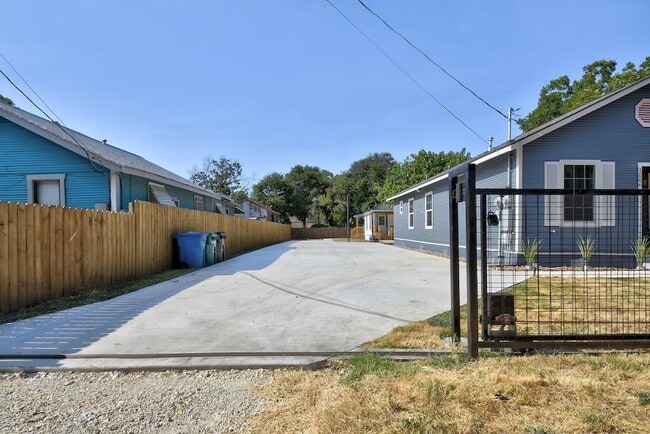 Photo - 1006 Center St