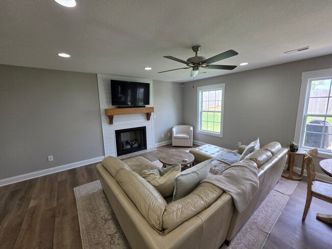 Photo - 3/2.5 home in beautiful Jonesborough