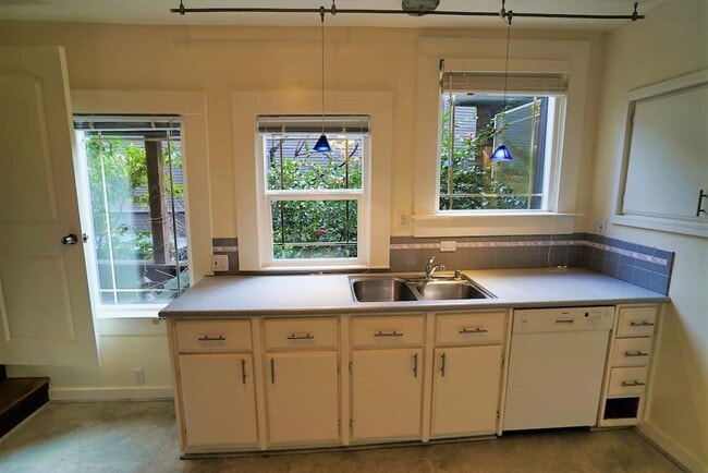 Photo - 2836 Derby St