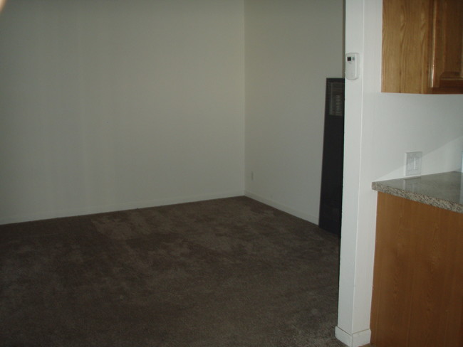 living rm - 1620 Palmetto Ave Apartment Unit #6