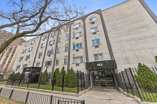 Building Photo - 1 bedroom in Chicago IL 60613 Unit 206