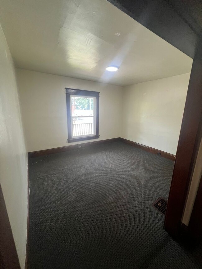 Building Photo - X-Large 4 Bedroom House