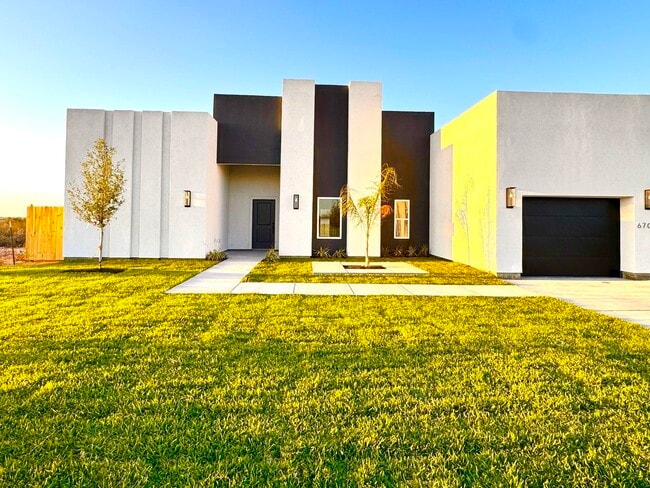 Building Photo - 6702 El Bosal Ln