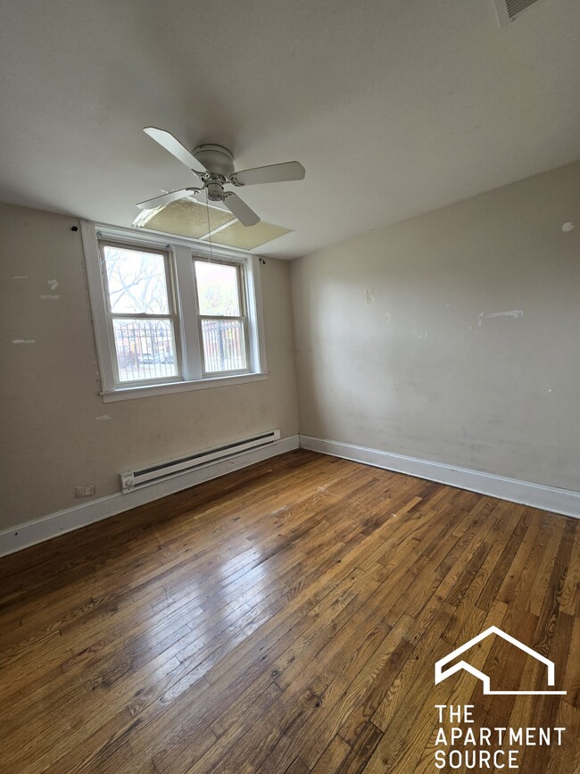 Photo - 2859 W Berteau Ave Unidad G