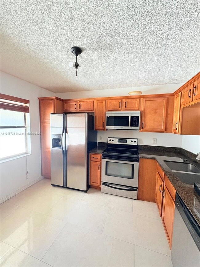 Building Photo - 11174 W Sample Rd Unit 11174 Rental