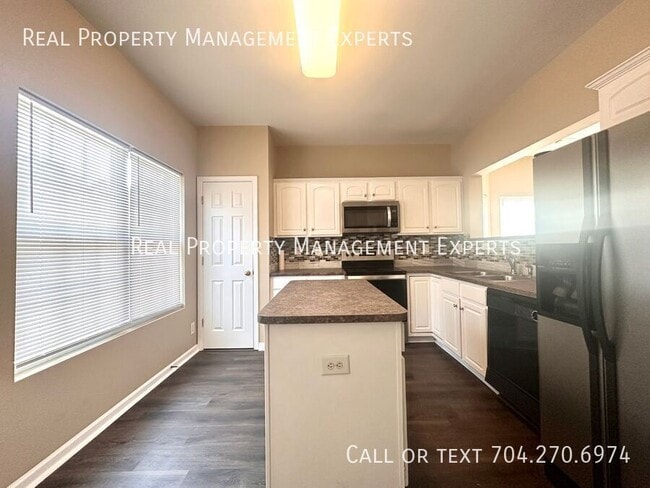 Photo - 10076 Treeside Ln