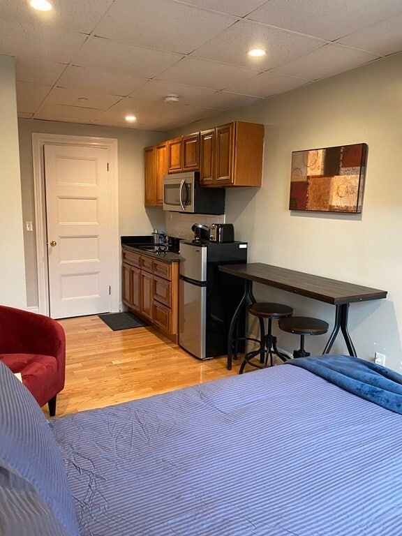 Building Photo - 302 Newbury St Unit 10