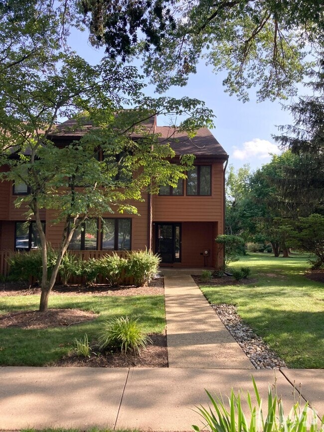 Building Photo - 61 Sayre Dr Rental