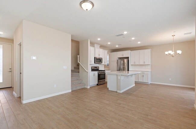 Photo - 1109 Royalty Way W