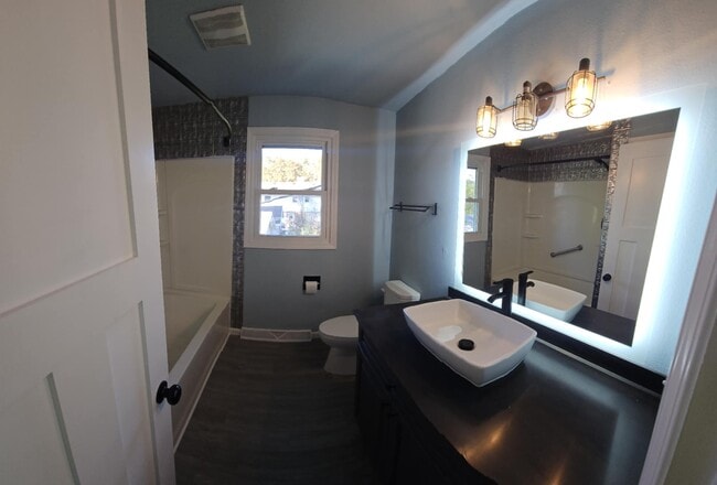 Building Photo - 817 N Hawthorne Dr Rental
