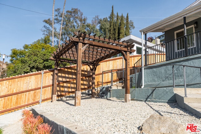 Photo - 437 W Avenue 37