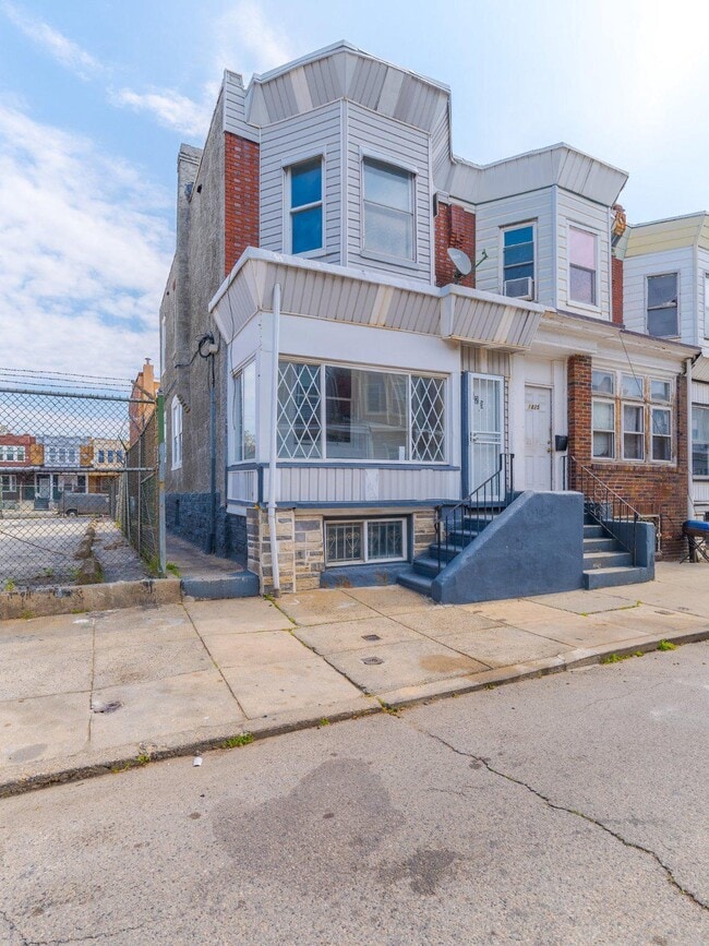 Photo - 1823 S Yewdall St