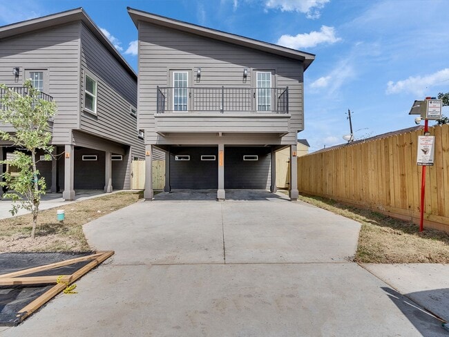 Building Photo - Brand New 3 Bed / 2.5 Bath Duplex Move-In Ready!