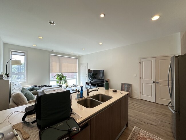 Photo - 4111 N Narragansett Ave Unidad 402