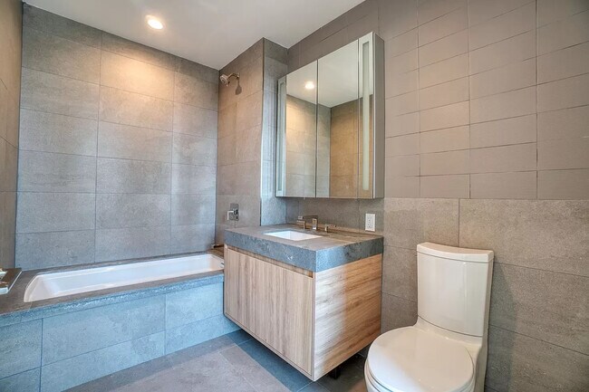Bathroom - 4202 Crescent St Unidad 17D